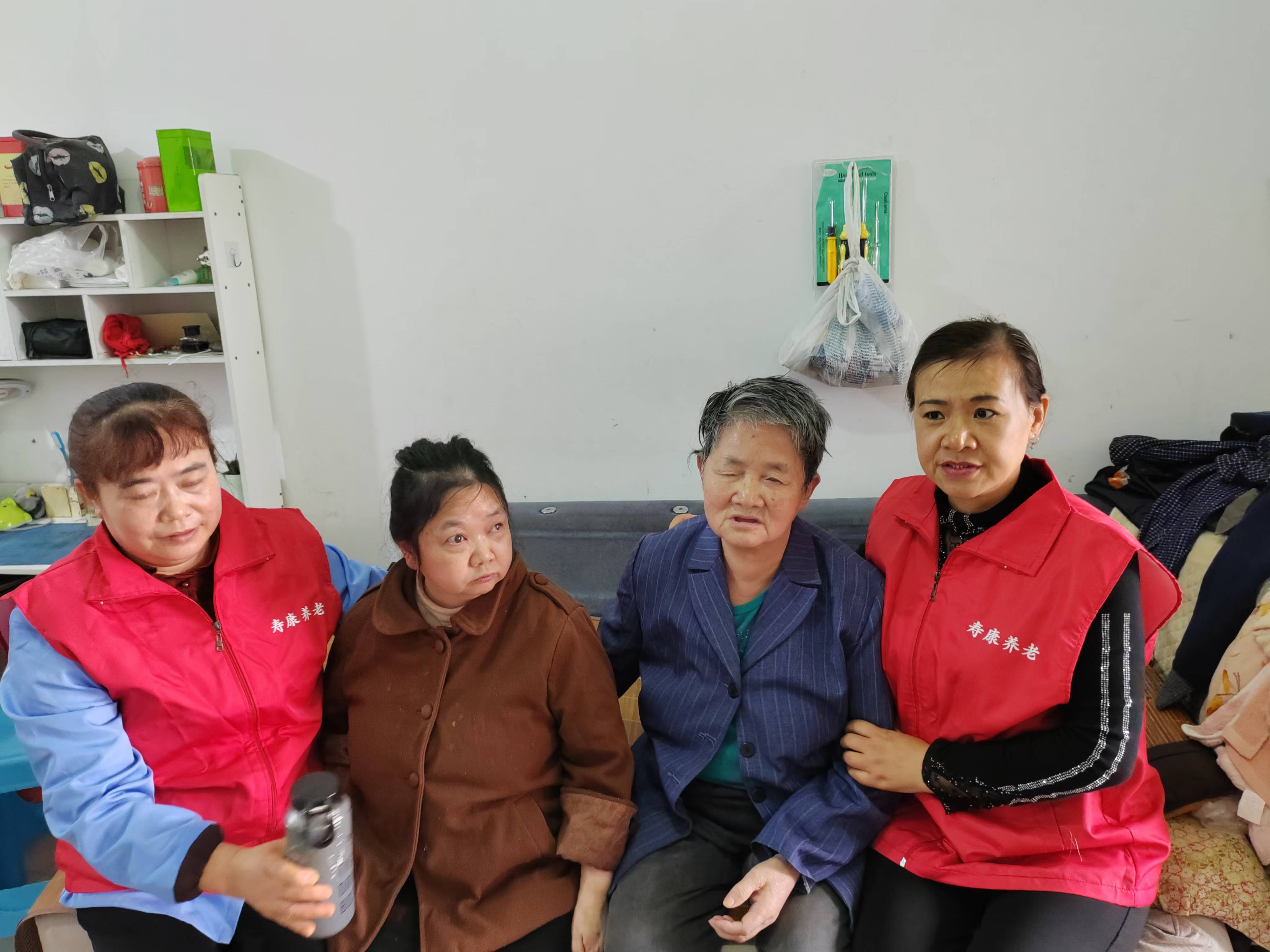 关爱失明老人，传递温暖力量